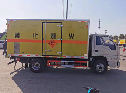 永兴爆破器材运输车技术升级与安全合规新趋势